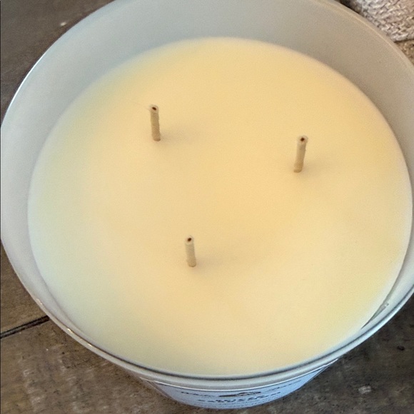 White Barn Spiced Cardamom Candle - Picture 4 of 4